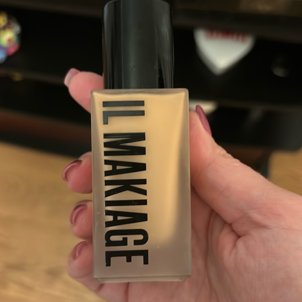 IL Makiage “Woke Up Like This” base foundation